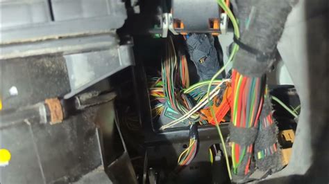 2006 land rover lr3 central junction box location|Land Rover central junction box problems.